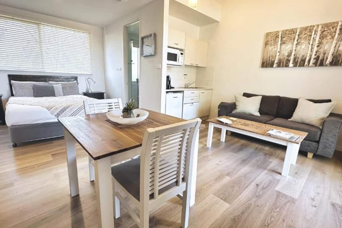 Villa, 1 Queen Bed (Studio) | 2 bedrooms, desk, soundproofing, iron/ironing board