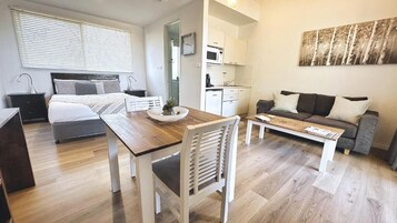 Escritorio, sistema de insonorización y tabla de planchar con plancha 