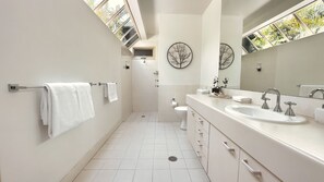 Deluxe Villa | Bathroom | Shower, free toiletries, hair dryer, towels - Grapevines Boutique Accommodation (Pokolbin)