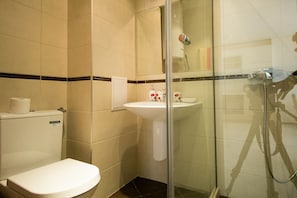 Departamento familiar, 1 habitación, vista al mar, frente al mar | Baño | Regadera, amenidades de baño gratuitas, secadora de cabello, toallas