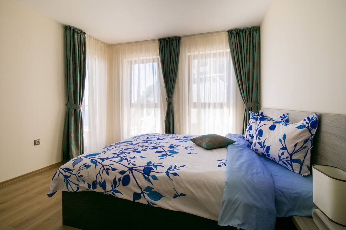 Apartamento família, 2 quartos, vista para o mar | 1 quarto, roupas de cama premium, cortinas blackout