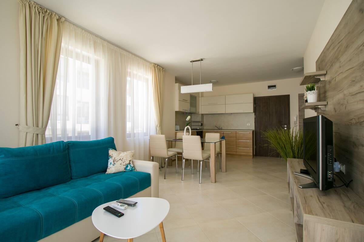 Departamento familiar, 1 habitación, vista al mar, frente al mar | Área de sala de estar | Televisión de pantalla plana