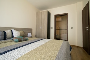 Departamento familiar, 2 habitaciones, vista al mar | 1 habitación, ropa de cama de alta calidad y cortinas blackout