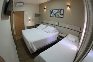 Minibar, tabla de planchar con plancha, wifi gratis y ropa de cama 