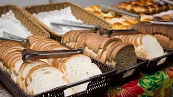 Café da manhã completo grátis todos os dias