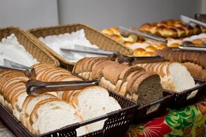 En buffet med forskelligt brød og kager.