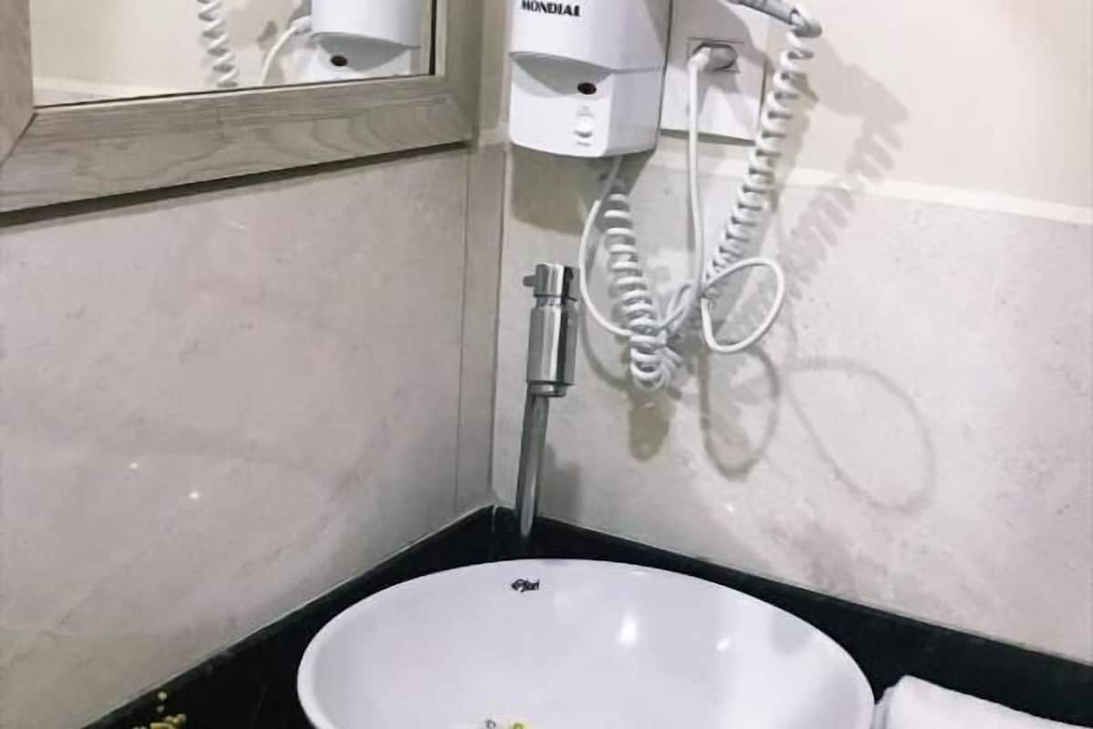 family room | bathroom | shower, free toiletries, hair dryer, towels