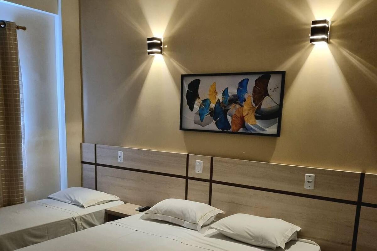 Habitación clásica | Minibar, tabla de planchar con plancha, wifi gratis y ropa de cama