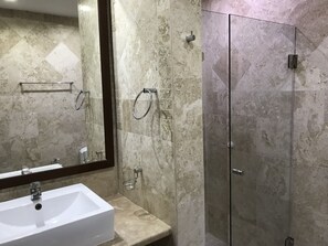 Deluxe-Apartment, 2 Schlafzimmer, Balkon | Badezimmer