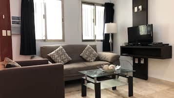 Leilighet – deluxe, 2 soverom, 1. etasje | Oppholdsrom | Flatskjerm-TV og DVD-spiller