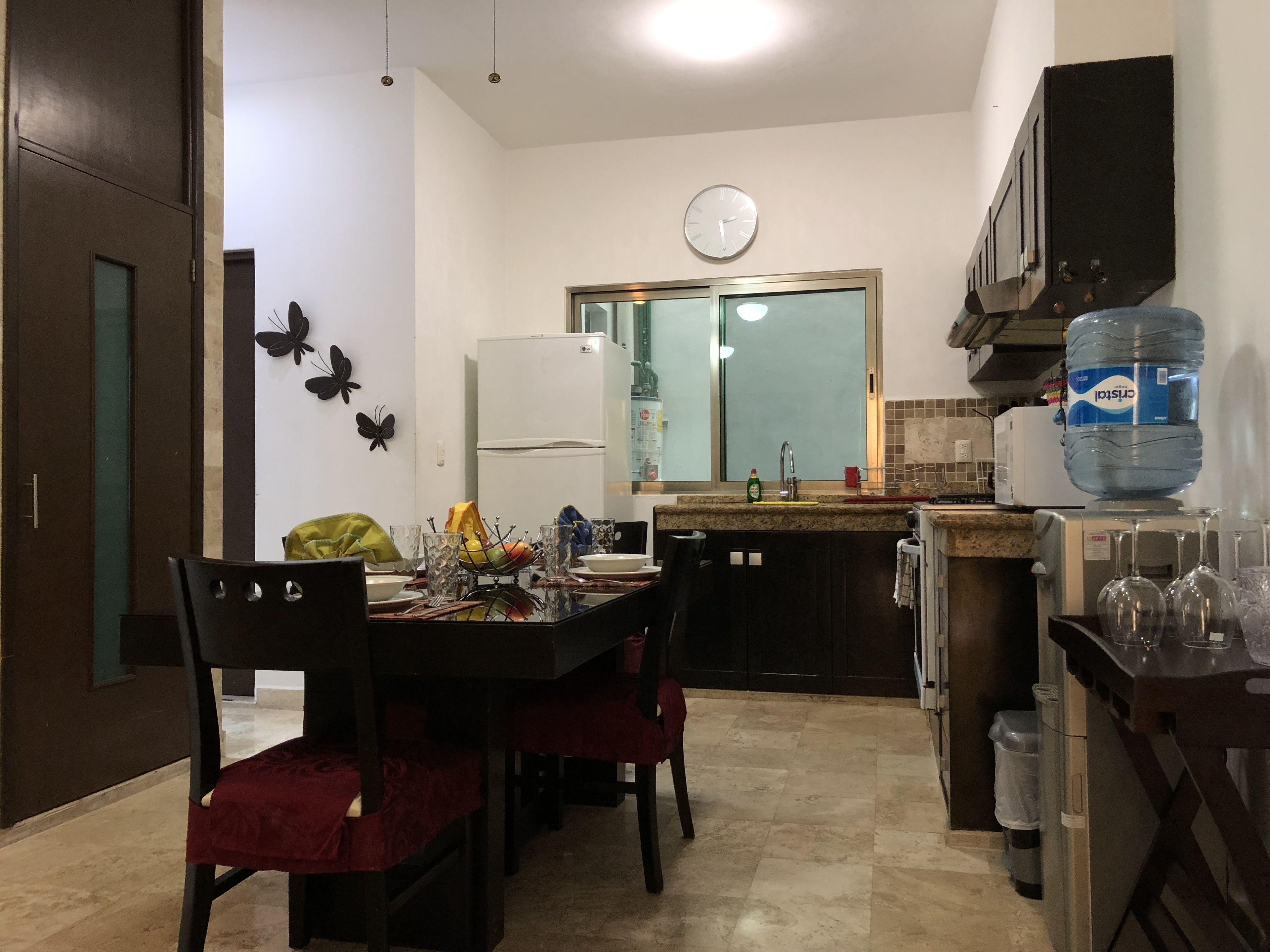 Apartamento Deluxe, 2 habitaciones, planta baja | Cocina privada | Frigorífico grande, microondas, placa de cocina y cafetera o tetera
