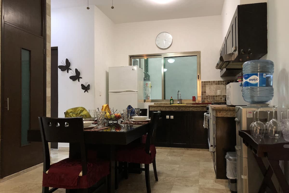 Deluxe-Apartment, 2 Schlafzimmer, Erdgeschoss | Eigene Küche | Großer Kühlschrank, Mikrowelle, Herdplatte