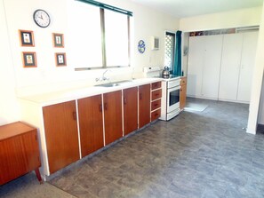 家庭平房 | 私人廚房 | 大型雪櫃/冰箱、微波爐、焗爐、爐具