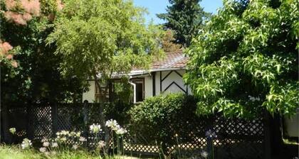 Smokebush Cottage with WIFI