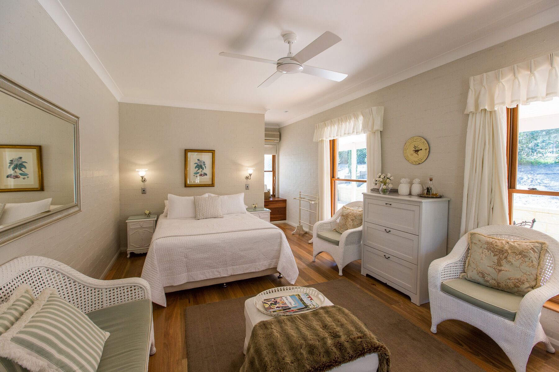 Bộ đồ giường cao cấp, nệm có lớp đệm bông, trang trí khác biệt 