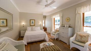 Bộ đồ giường cao cấp, nệm có lớp đệm bông, trang trí khác biệt