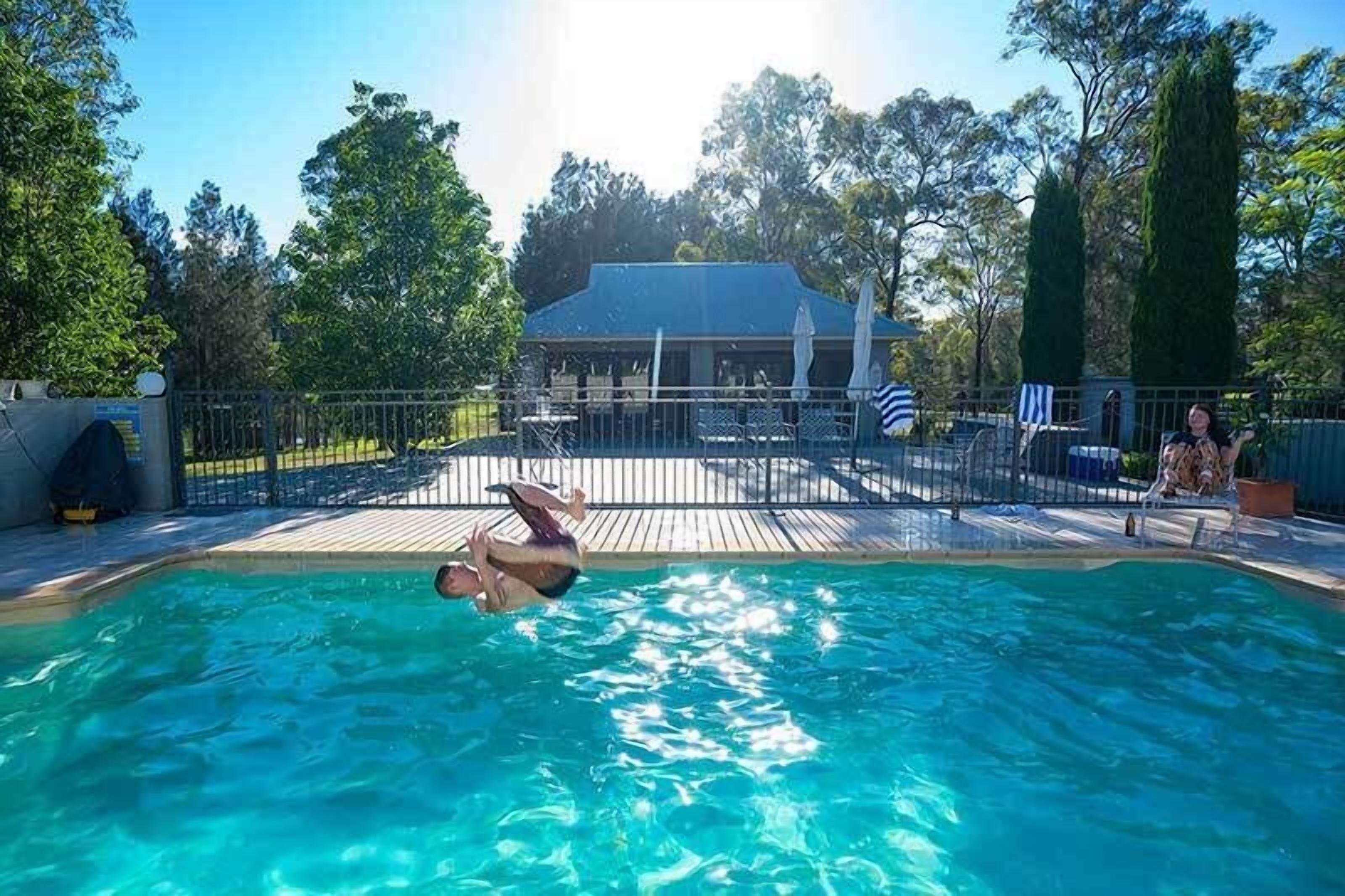 2 piscines a l'aire lliure, para-sols i gandules 