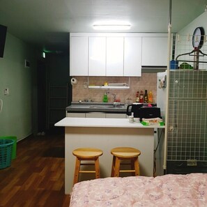 Lemari es dan microwave