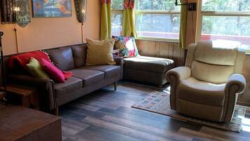 Smart TV, fireplace, DVD player, table tennis