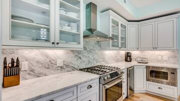 Refrigerador, microondas, horno y parrilla de estufa