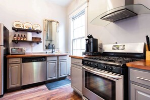 Coffee/tea maker, cookware/dishes/utensils