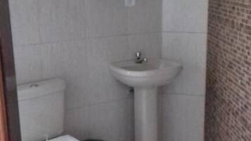 Chuveiro, toalhas de banho