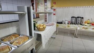 Café da manhã com buffet grátis todos os dias