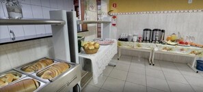 Free daily buffet breakfast - Hotel Jardim Paraiba (Aparecida)