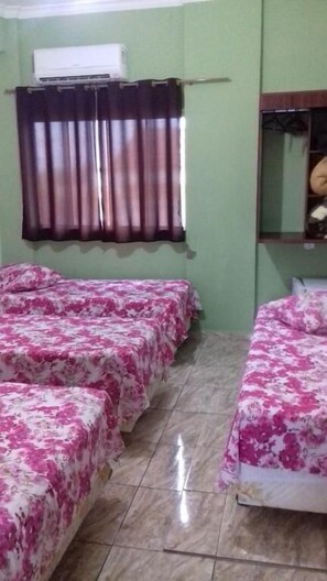 Family Room | Minibar, blackout curtains, free WiFi - Hotel Jardim Paraiba (Aparecida)