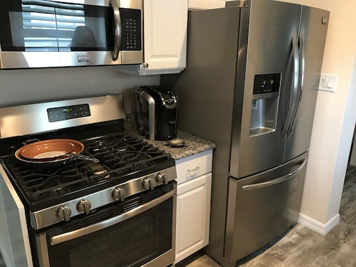 Äskettäin kalustettu 2 makuuhuoneen, 1 1/2-kylpy talo, 2 kuistia lähellä kyliä