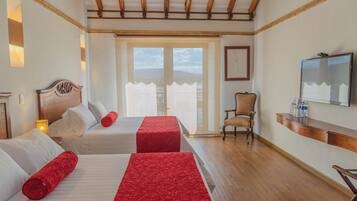 Quadruple Room | In-room safe, desk, soundproofing, free WiFi