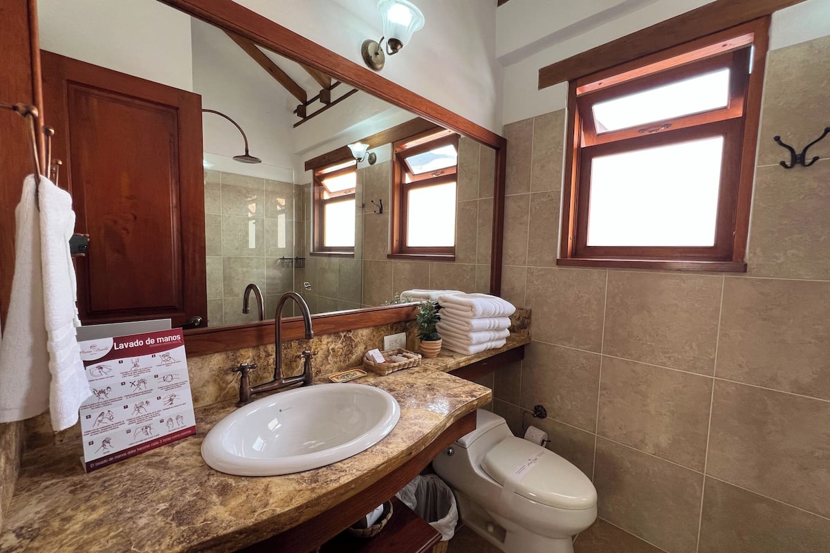 quadruple room | bathroom | shower, free toiletries, hair dryer, towels