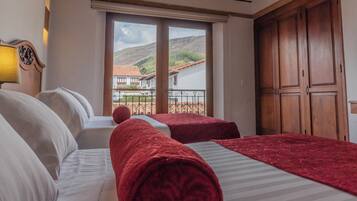 Triple Room | In-room safe, desk, soundproofing, free WiFi