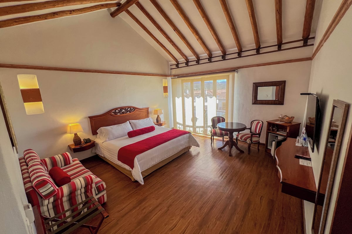 Superior studio suite, 1 kingsize bed, uitzicht op stad | Een kluis op de kamer, een bureau, geluiddichte muren, gratis wifi
