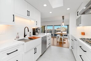 Een koelkast, een microgolfoven, een oven, een kookplaat