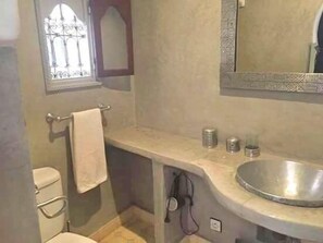 Standard Double Room | Bathroom | Shower, towels - Layla's House (Marrakech)