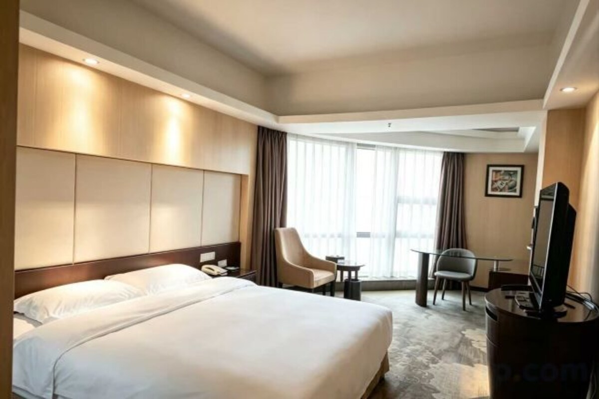 Minibar, desk, blackout drapes, WiFi (free)