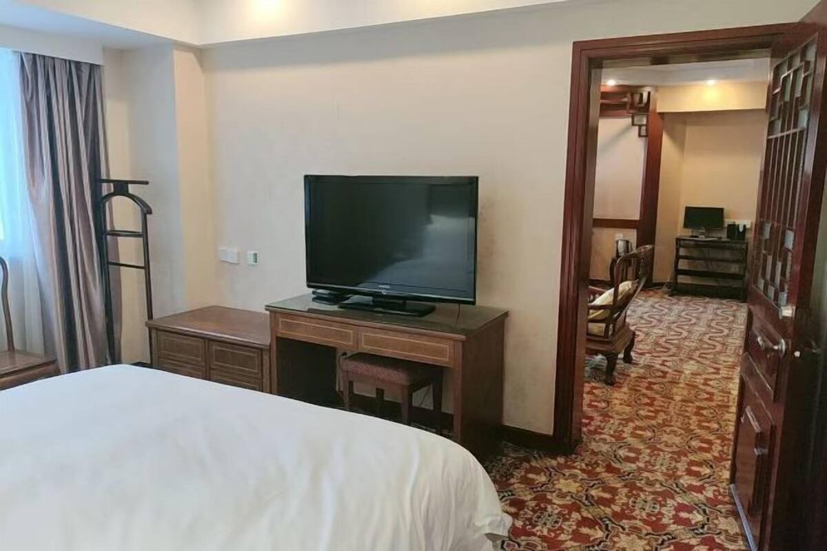 Minibar, escritorio, cortinas blackout y wifi gratis