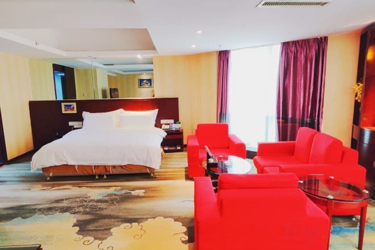 Minibar, desk, blackout drapes, WiFi (free)