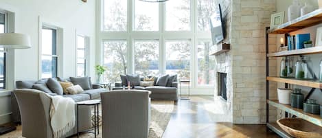 Smart TV, chimenea, videojuegos y reproductor de DVD