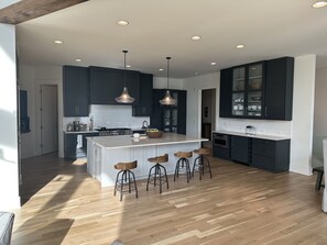 Réfrigérateur, four à micro-ondes, un four, surface de cuisson
