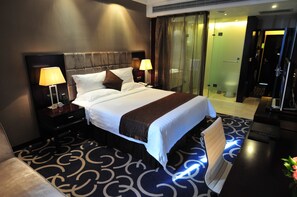 Deluxe Double or Twin Room | Minibar, in-room safe, desk, laptop workspace - Yinchuan Vintage Hill Hotels & Resorts (Yinchuan)
