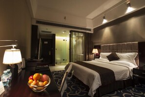 Minibar, in-room safe, desk, laptop workspace - Yinchuan Vintage Hill Hotels & Resorts (Yinchuan)