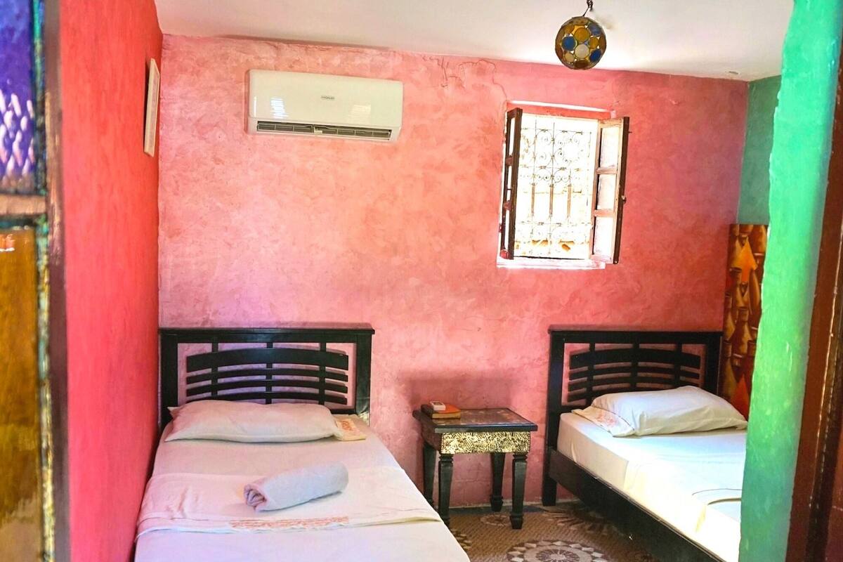 Quarto duplo básico | Berços grátis, roupa de cama