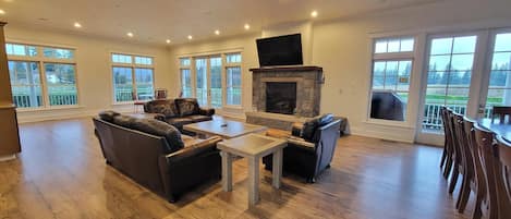 TV connectée, cheminée, lecteur de DVD, chaßne hi-fi