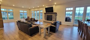 Smart TV, fireplace, DVD player, stereo