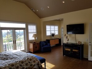 5 bedrooms, iron/ironing board, WiFi, bed sheets