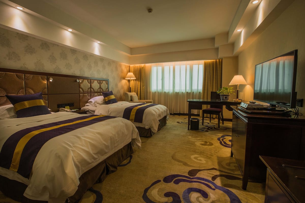 Business Room | Minibar, in-room safe, desk, blackout curtains