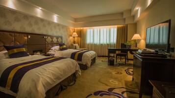 Business Room | Minibar, in-room safe, desk, blackout drapes