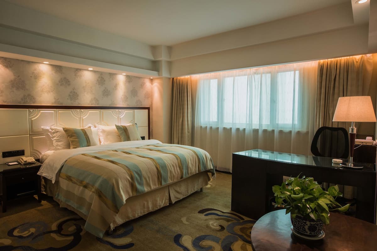 Suite | Minibar, in-room safe, desk, blackout curtains